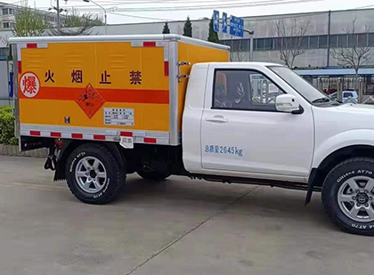爆破器材运输车